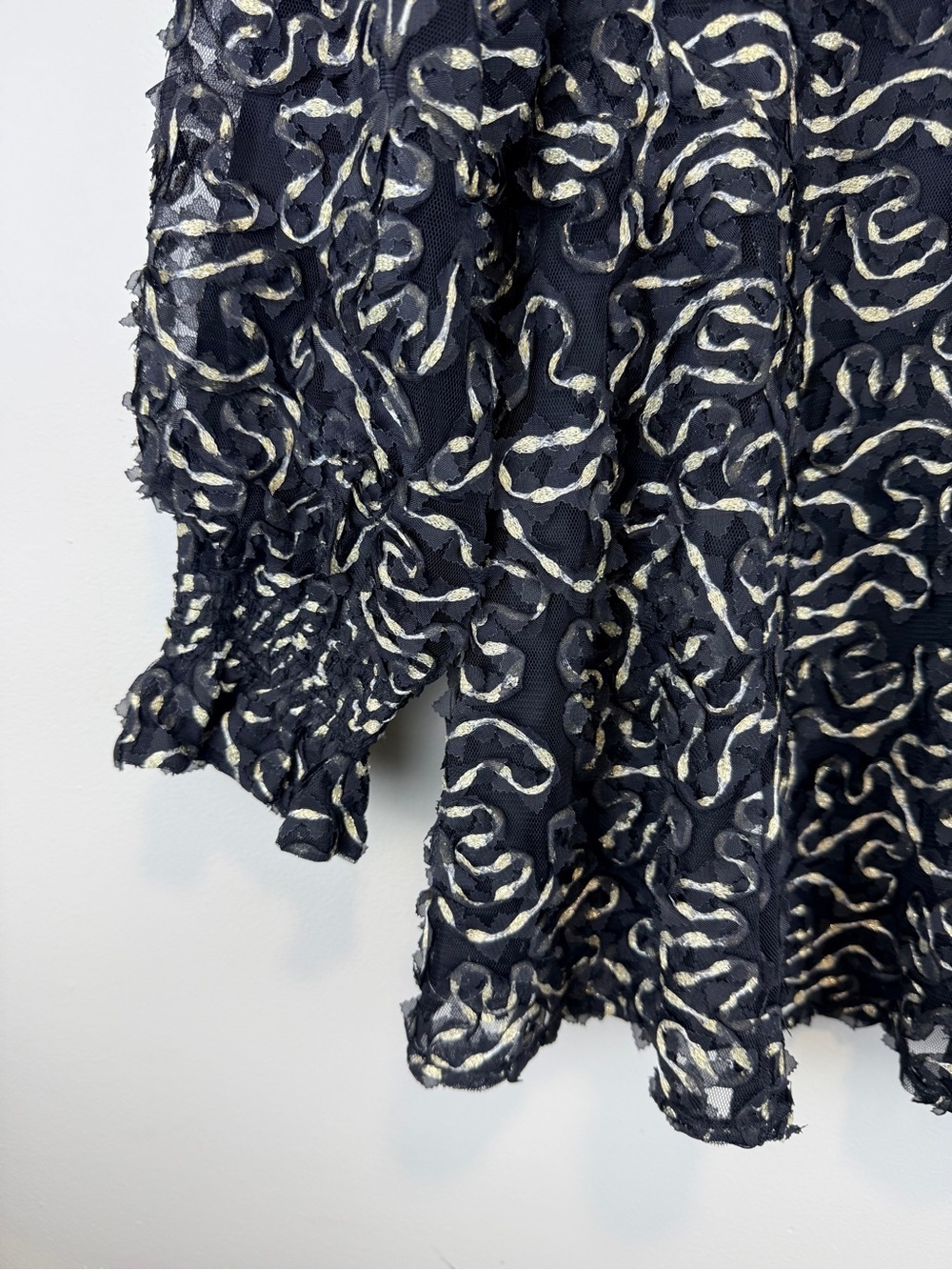 Tuckernuck Black Gold Textured Peplum Blouse Puff Sleeve Top NWT Large - Picture 7 of 10